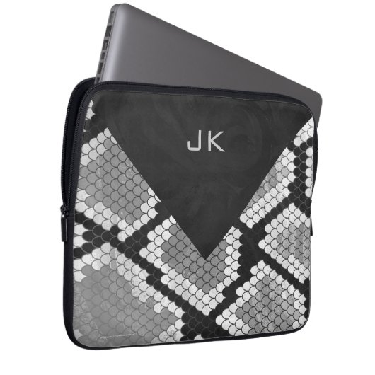 Snakeskin, grau, weiß und schwarz Mit Monogramm Laptopschutzhülle (Vorne Rechts)