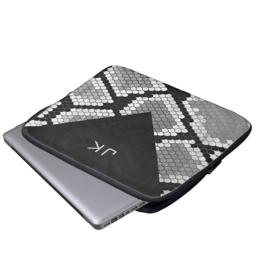 Snakeskin, grau, weiß und schwarz Mit Monogramm Laptopschutzhülle (Vorne Knopf)