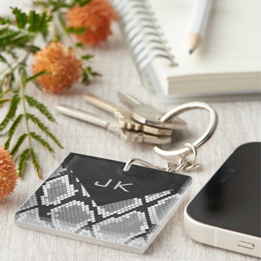 Snakeskin, grau, weiß und schwarz Mit Monogramm Schlüsselanhänger (Vorderseite rechts)