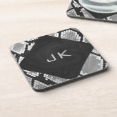 Snakeskin, grau, weiß und schwarz Mit Monogramm Untersetzer (Linke Seite)
