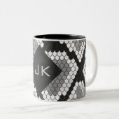 Snakeskin, grau, weiß und schwarz Mit Monogramm Zweifarbige Tasse (VorderseiteRechts)