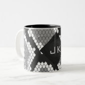 Snakeskin, grau, weiß und schwarz Mit Monogramm Zweifarbige Tasse (Vorderseite Links)
