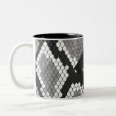 Snakeskin, grau, weiß und schwarz Mit Monogramm Zweifarbige Tasse (Links)