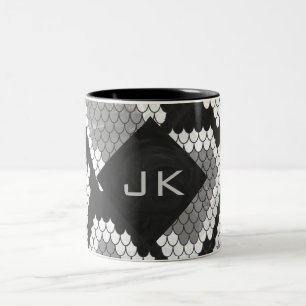 Snakeskin, grau, weiß und schwarz Mit Monogramm Zweifarbige Tasse