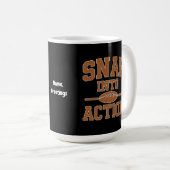 Snap Into Action Retro Football Game Day Design Kaffeetasse (VorderseiteRechts)