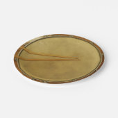 Snare Drum mit Sticks Pappteller (Schrägansicht)