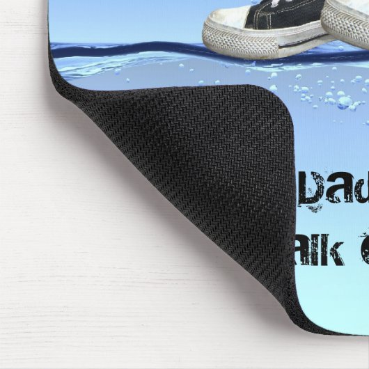 Sneakers im Wasser Mousepad (Ecke)