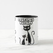 Sneaky Lächeln: Black Kitten mit einem lächelnden Tasse (Zentrum)