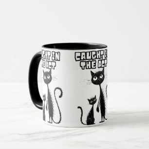 Sneaky Lächeln: Black Kitten mit einem lächelnden  Tasse