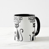 Sneaky Lächeln: Black Kitten mit einem lächelnden  Tasse (VorderseiteRechts)
