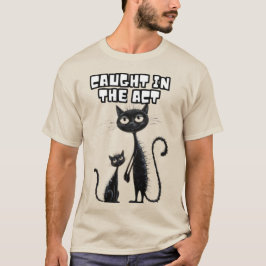 Sneaky Lächeln: Black Kitten mit ihrem spielerisch T-Shirt
