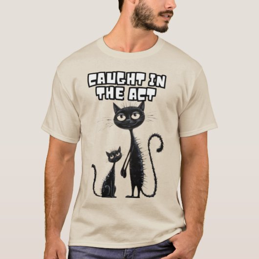 Sneaky Lächeln: Black Kitten mit ihrem spielerisch T-Shirt (Vorderseite)