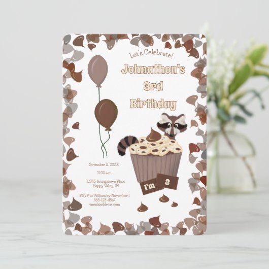 Sneaky Raccoon & Chocolate Cupcake Birthday Einladung (Stehend Vorderseite)