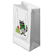 Sneaky Raccoon mit Holiday Present Kleine Geschenktüte (Vorderseite Schrägansicht)