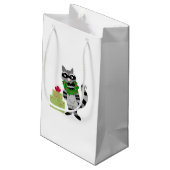 Sneaky Raccoon mit Holiday Present Kleine Geschenktüte (Rückseite Schrägansicht)