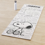 Snoopie auf Schwarz-weißen Comicen Yogamatte<br><div class="desc">Dieses Kunstwerk zeigt Snoopy sitzend auf dem Hintergrund von schwarz-weiß Charles M. Schulz Comic Streifen.</div>