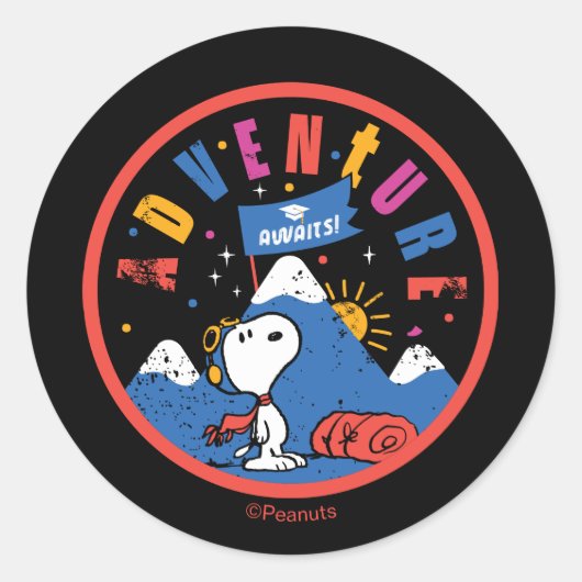 Snoopy Adventure Awaits Graduation Mountain Design Runder Aufkleber (Vorderseite)