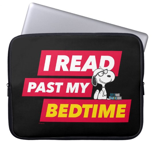 Snoopy "I Read Past My Bedtime" Laptopschutzhülle (Vorderseite)