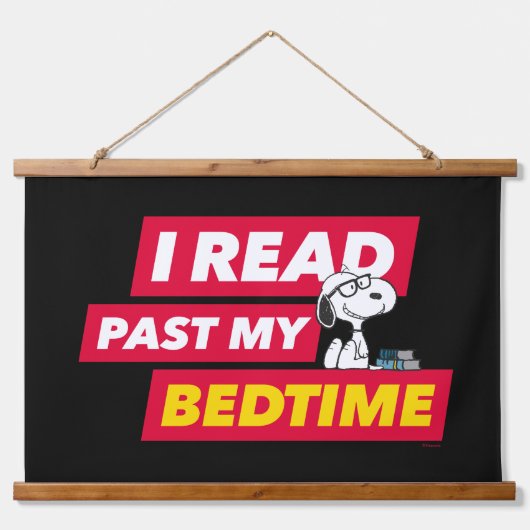 Snoopy "I Read Past My Bedtime" Wandteppich Mit Holzrahmen (Vorne)