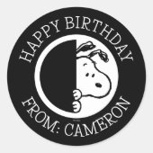 Snoopy Pinking um die Ecke | Happy Birthday Runder Aufkleber (Vorderseite)