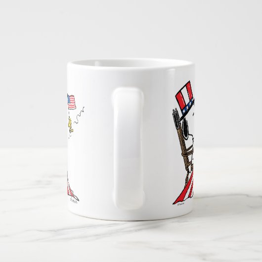 Snoopy Sewing 4. Juli Flagge Jumbo-Tasse (Rückseite)