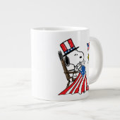 Snoopy Sewing 4. Juli Flagge Jumbo-Tasse (Vorderseite Rechts)