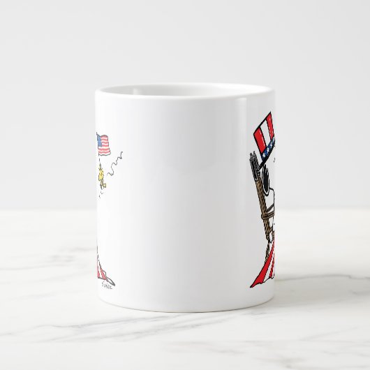 Snoopy Sewing 4. Juli Flagge Jumbo-Tasse (Vorderseite)
