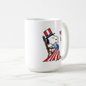 Snoopy Sewing 4. Juli Flagge Kaffeetasse (VorderseiteRechts)