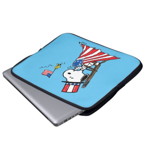 Snoopy Sewing 4. Juli Flagge Laptopschutzhülle (Vorne Knopf)
