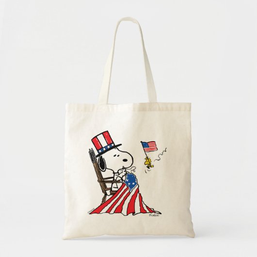 Snoopy Sewing 4. Juli Flagge Tragetasche (Vorne)