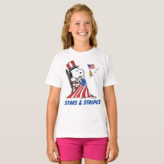 Snoopy Sewing 4th of July Flag T-Shirt (Vorne ganz)