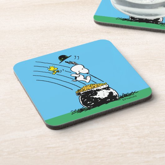 Snoopy springt in den Pot of Gold Getränkeuntersetzer (Linke Seite)