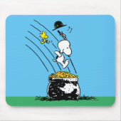 Snoopy springt in den Pot of Gold Mousepad (Vorne)