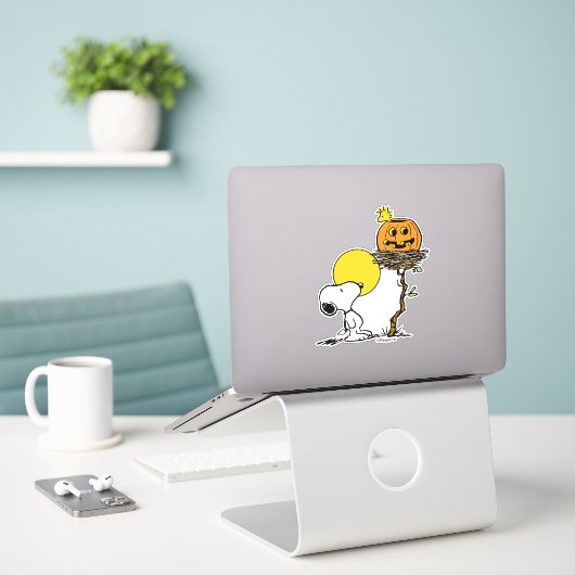 Snoopy und Holznest mit Jack O' Lantern Aufkleber (Laptop auf Schreibtisch)