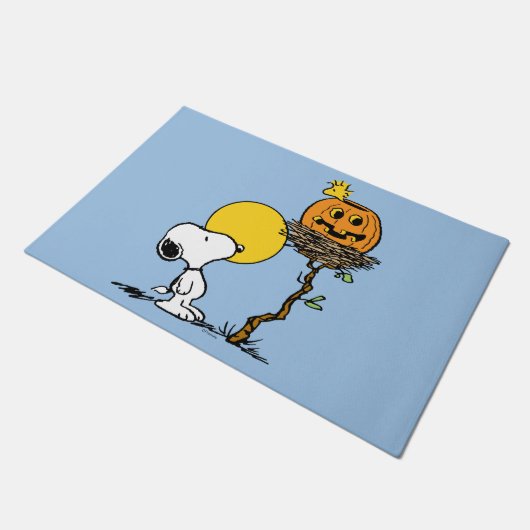 Snoopy und Holznest mit Jack O' Lantern Fußmatte (Schrägansicht)