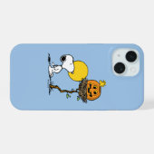 Snoopy und Holznest mit Jack O' Lantern iPhone 15 Hülle (Rückseite (Horizontal))