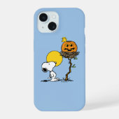 Snoopy und Holznest mit Jack O' Lantern iPhone 15 Hülle (Rückseite)