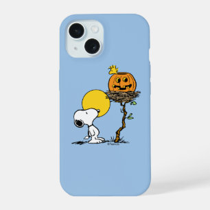 Snoopy und Holznest mit Jack O' Lantern iPhone 15 Hülle