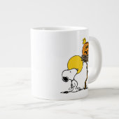 Snoopy und Holznest mit Jack O' Lantern Jumbo-Tasse (Vorderseite Rechts)