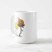 Snoopy und Holznest mit Jack O' Lantern Kaffeetasse (Vorderseite Links)