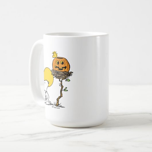 Snoopy und Holznest mit Jack O' Lantern Kaffeetasse (Vorderseite Links)