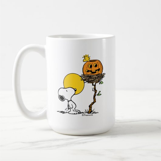 Snoopy und Holznest mit Jack O' Lantern Kaffeetasse (Links)
