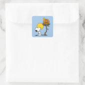 Snoopy und Holznest mit Jack O' Lantern Quadratischer Aufkleber (Tasche)
