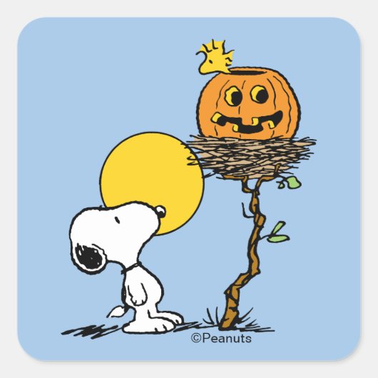 Snoopy und Holznest mit Jack O' Lantern Quadratischer Aufkleber (Vorderseite)