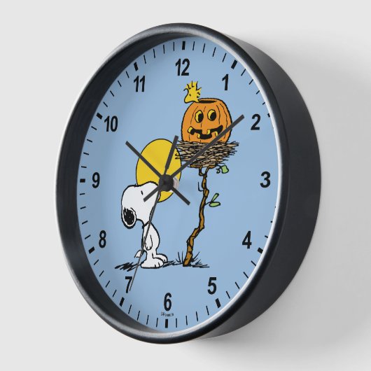 Snoopy und Holznest mit Jack O' Lantern Uhr (Winkel)