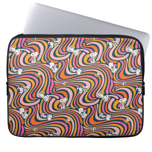 Snoopy & Woodstock Groovy Vibes Lila Muster Laptopschutzhülle (Vorderseite)