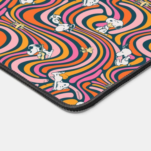 Snoopy & Woodstock Groovy Vibes Lila Muster Schreibtischunterlage (Ecke)