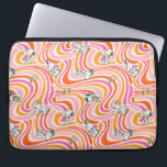 Snoopy & Woodstock Groovy Vibes Orange Muster Laptopschutzhülle<br><div class="desc">Karo aus diesem rauschigen Erdnussmuster mit Snoopy und Woodstock.</div>