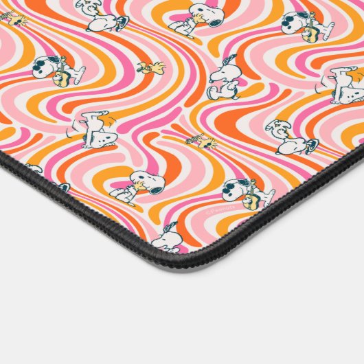 Snoopy & Woodstock Groovy Vibes Orange Muster Schreibtischunterlage (Ecke)