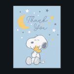 Snoopy & Woodstock über dem Mond Danke Postkarte<br><div class="desc">Versenden Sie eine wirklich persönliche Dankesnachricht mit dieser charmanten Peanuts-Snoopy-und-Woodstock-Dankeschön-Postkarte. Die Vorderseite zeigt die herzliche "Über den Mond"-Illustration, auf der Snoopy Woodstock umarmt, vor einem beruhigenden, hellblauen, himmlischen Hintergrund. Anders als bei einer Standardkarte ist die Rückseite im klassischen Postkartenstil gestaltet und verfügt über einen ausgewiesenen Bereich für eine handgeschriebene Nachricht...</div>
